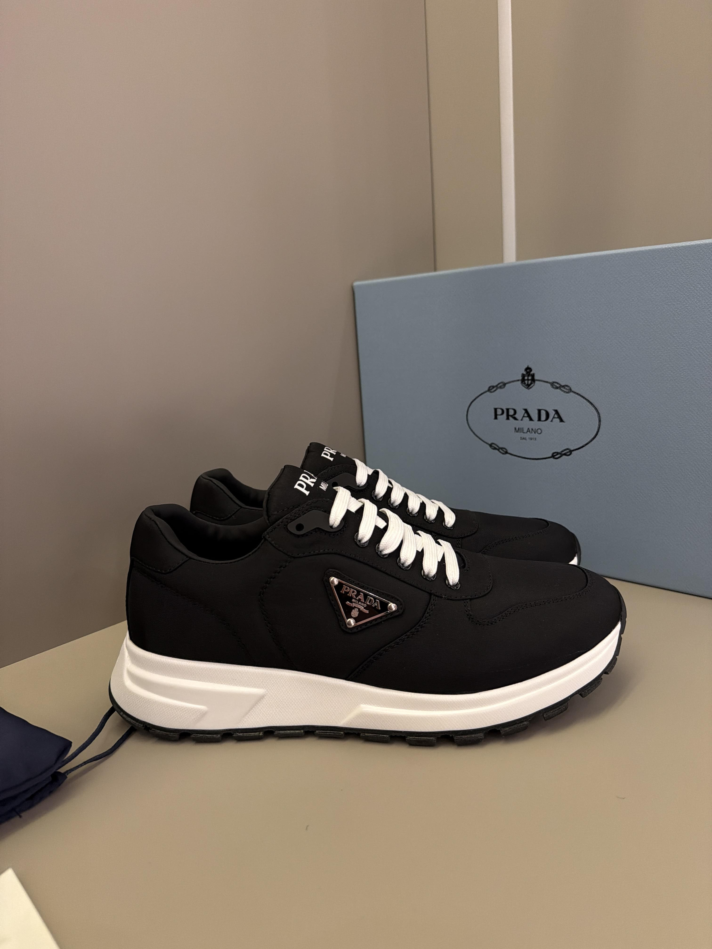 Prada siyah altı beyaz