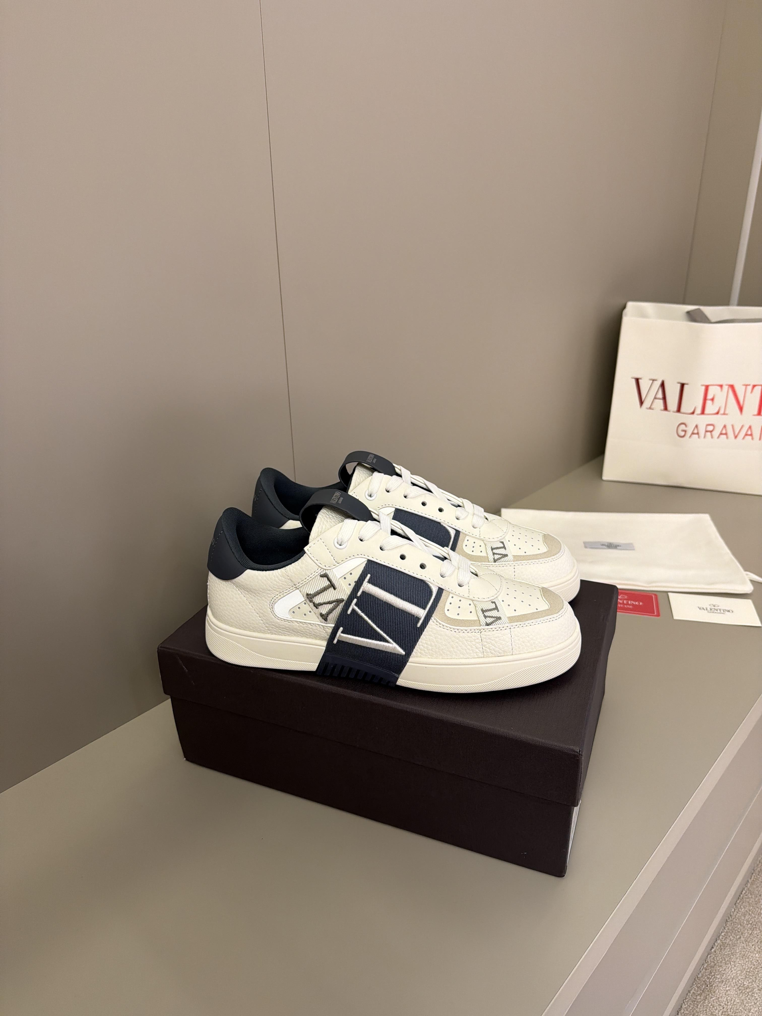 Valentino Garavani (kodm1102)