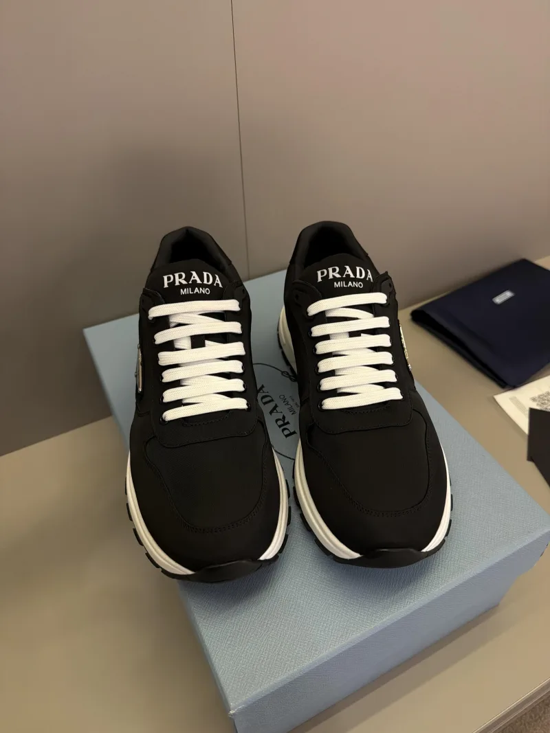 Prada siyah altı beyaz