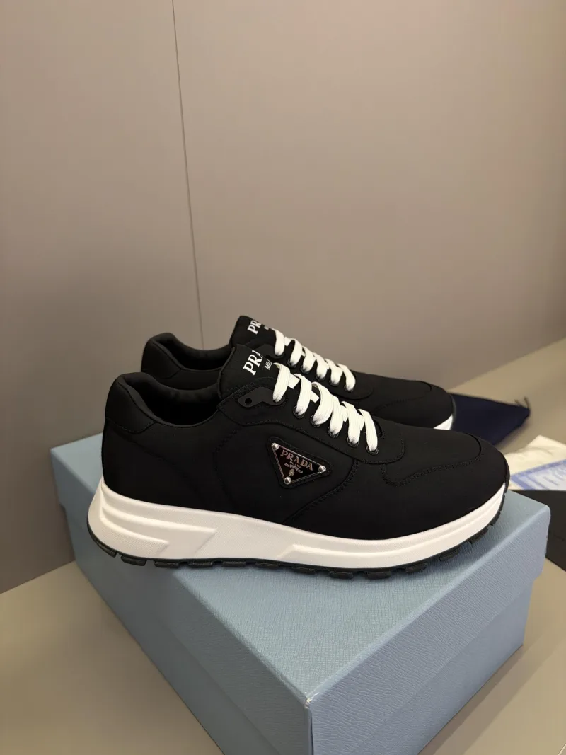 Prada siyah altı beyaz