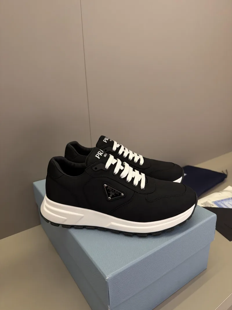 Prada siyah altı beyaz