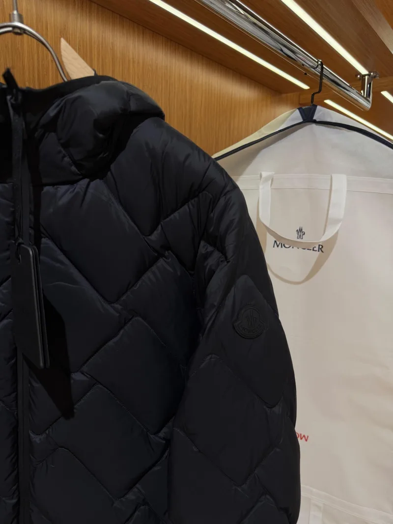 Moncler İnce Kapüşonlu Mont