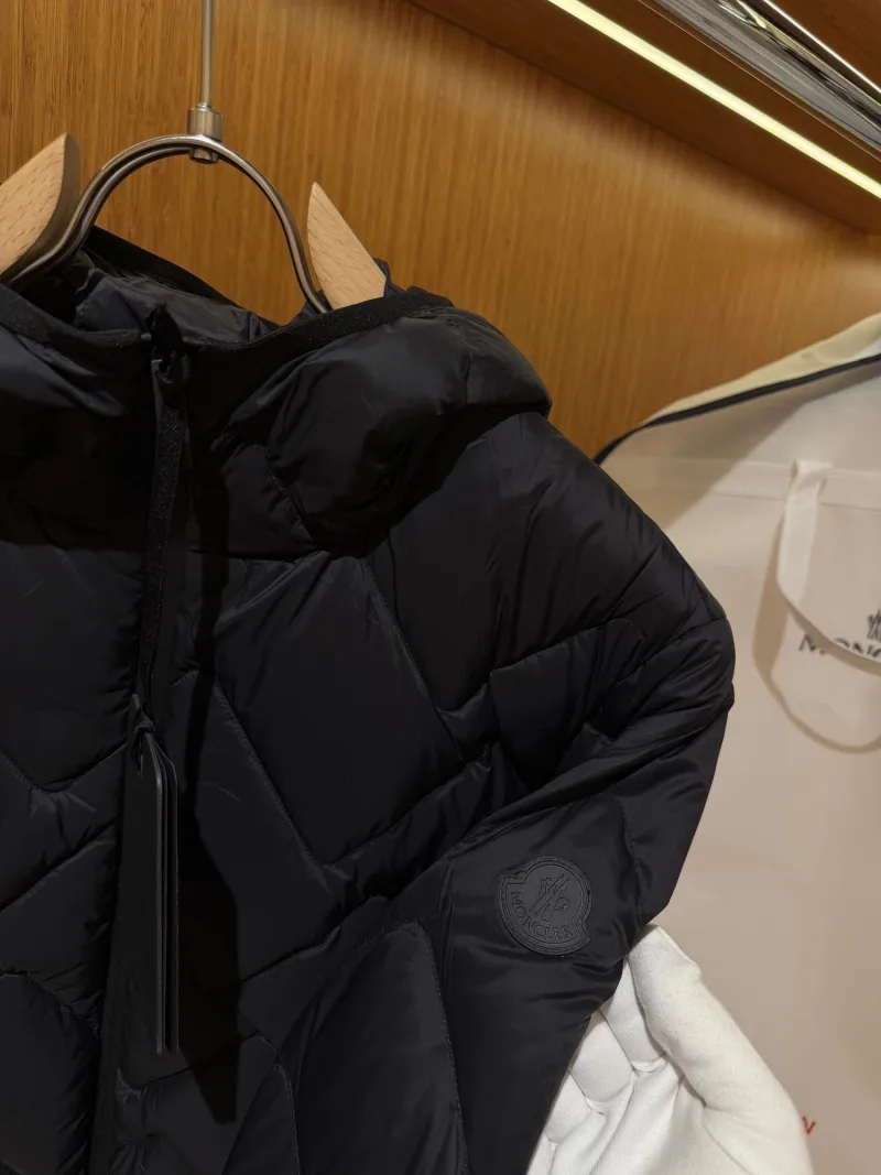 Moncler İnce Kapüşonlu Mont