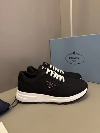 Prada siyah altı beyaz