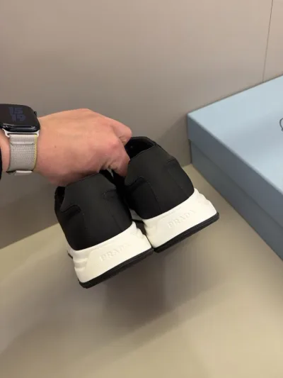 Prada siyah altı beyaz
