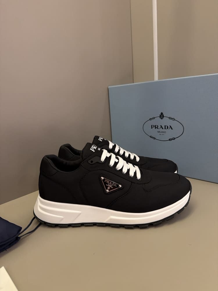 Prada siyah altı beyaz